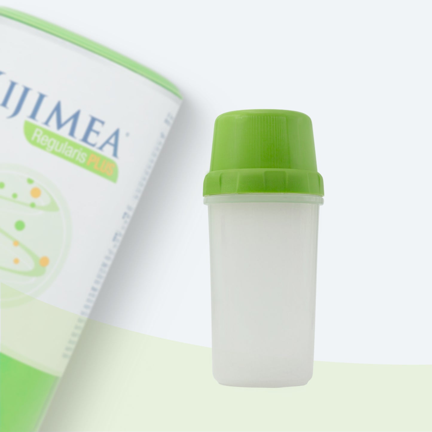 Shaker mit Regularis Plus im Hintergrund